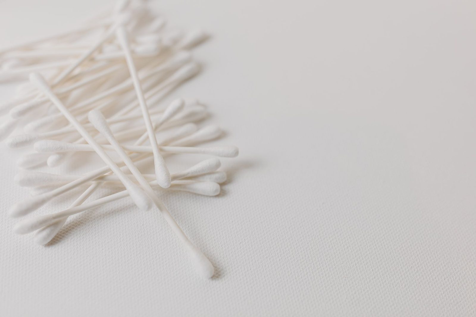 Isopropyl en wattenstaaf op de werkbank
