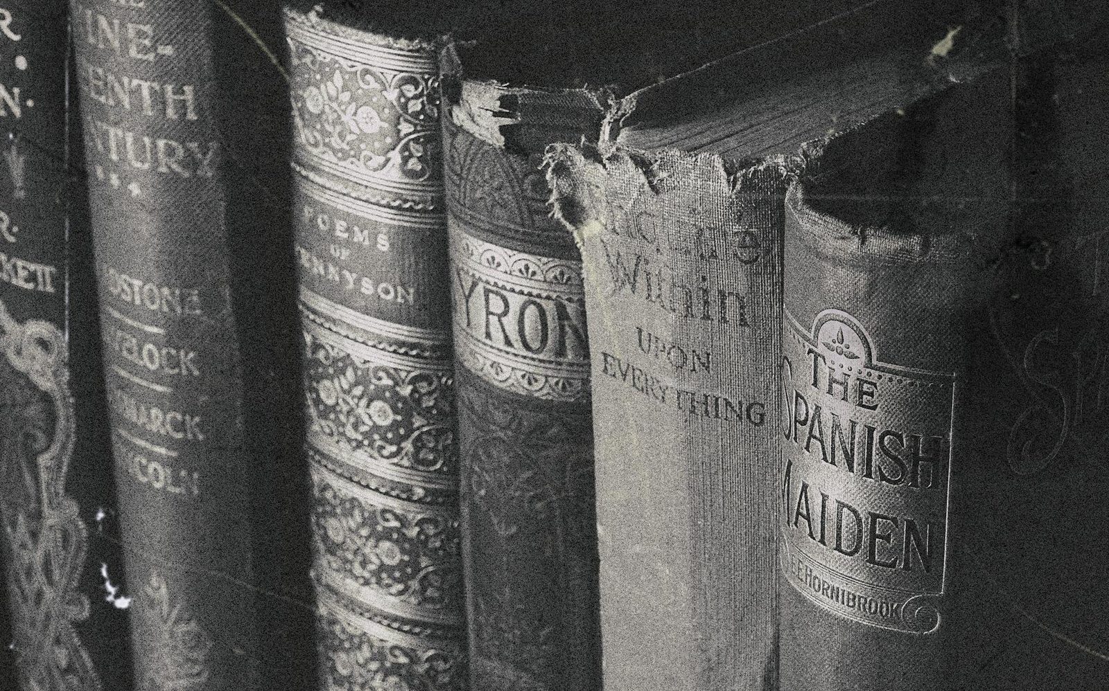Stapel vintage boeken in oude bibliotheek-licht