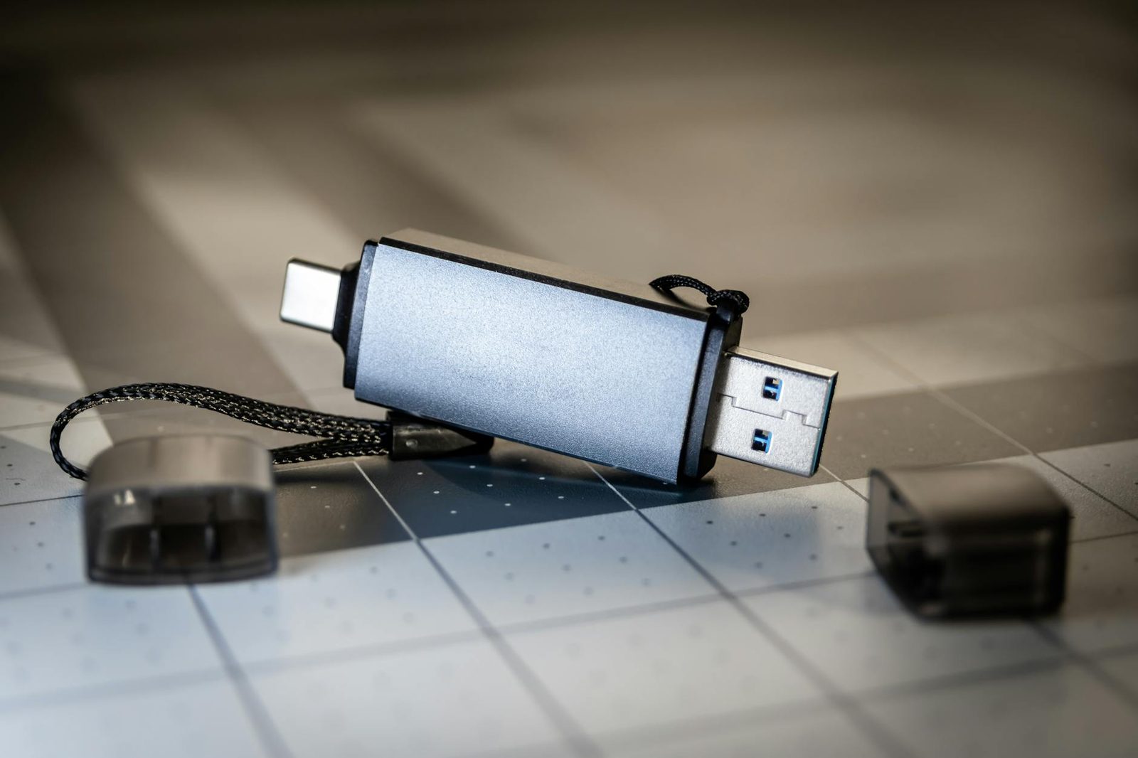 USB-data-stick met chiptune-soundtracks