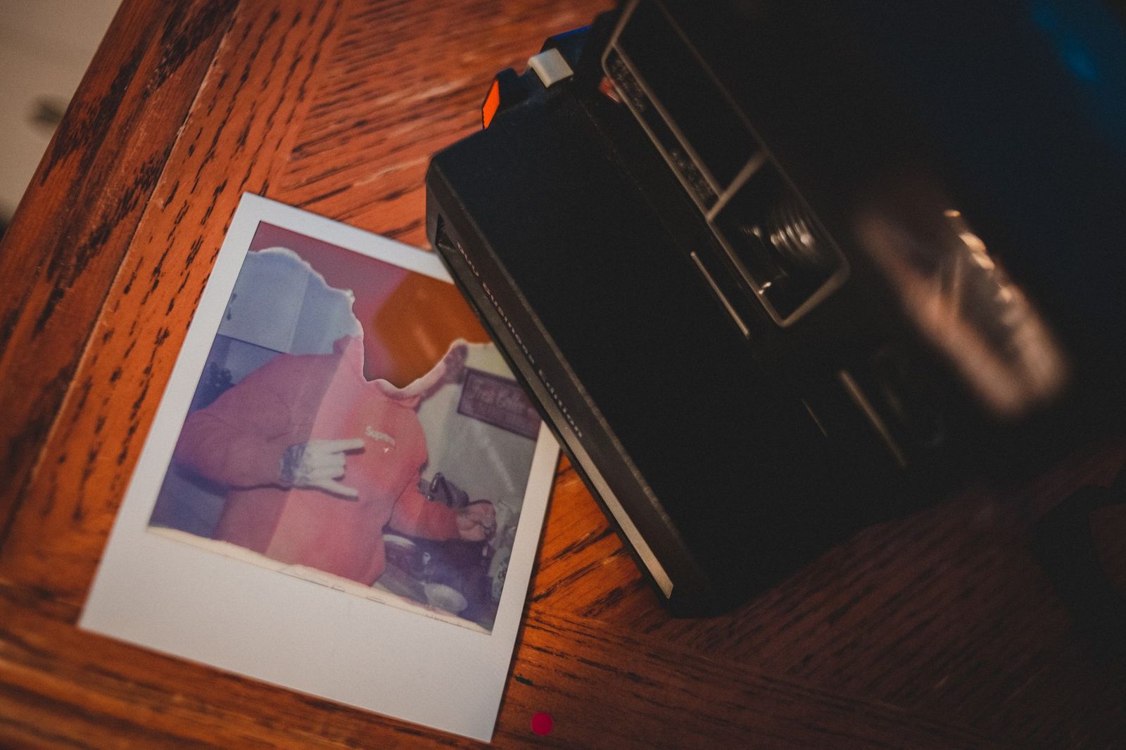Polaroid van de werkbank op verzendingsdag